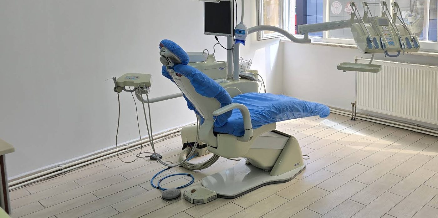 Kliniğin muayene odası ve diş üniti